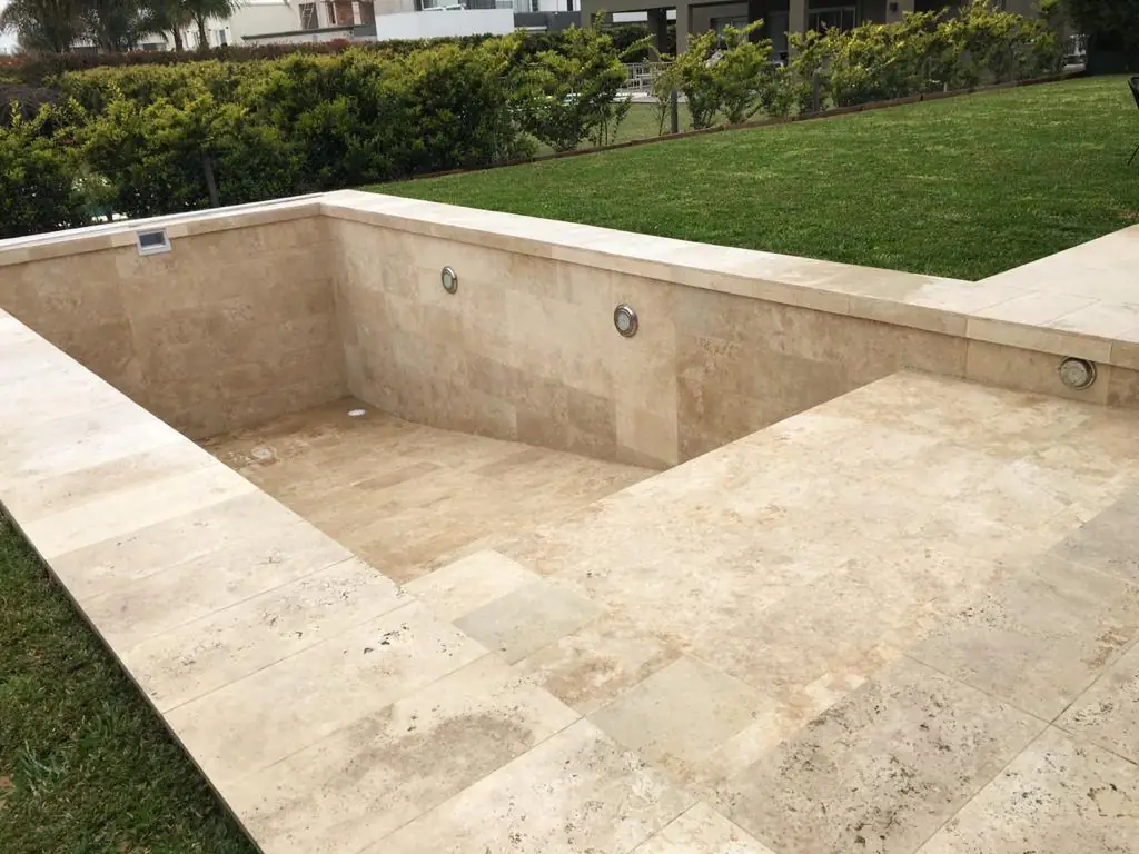 Pileta de material terminada, vista general